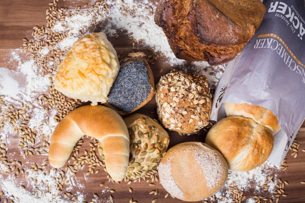 Brötchentüte mit Brötchen, Brot und weiteren leckeren Backwaren