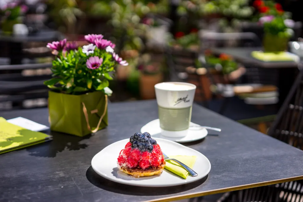 Obsttörtchen mit Kaffee