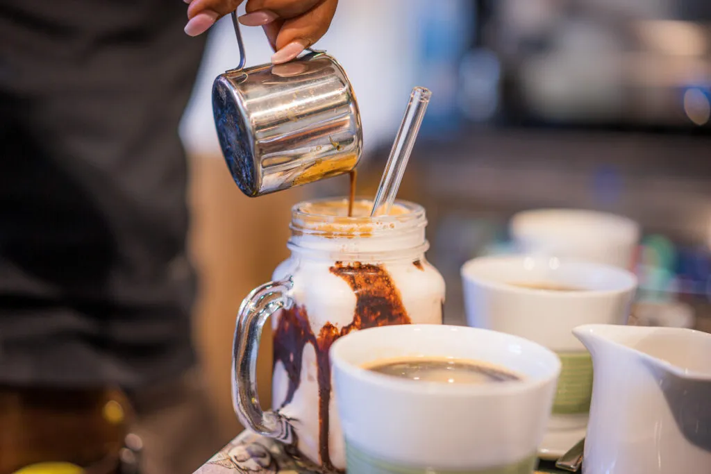 Cafe Silberbach in Wernigerode, Zubereitung Latte Machiato
